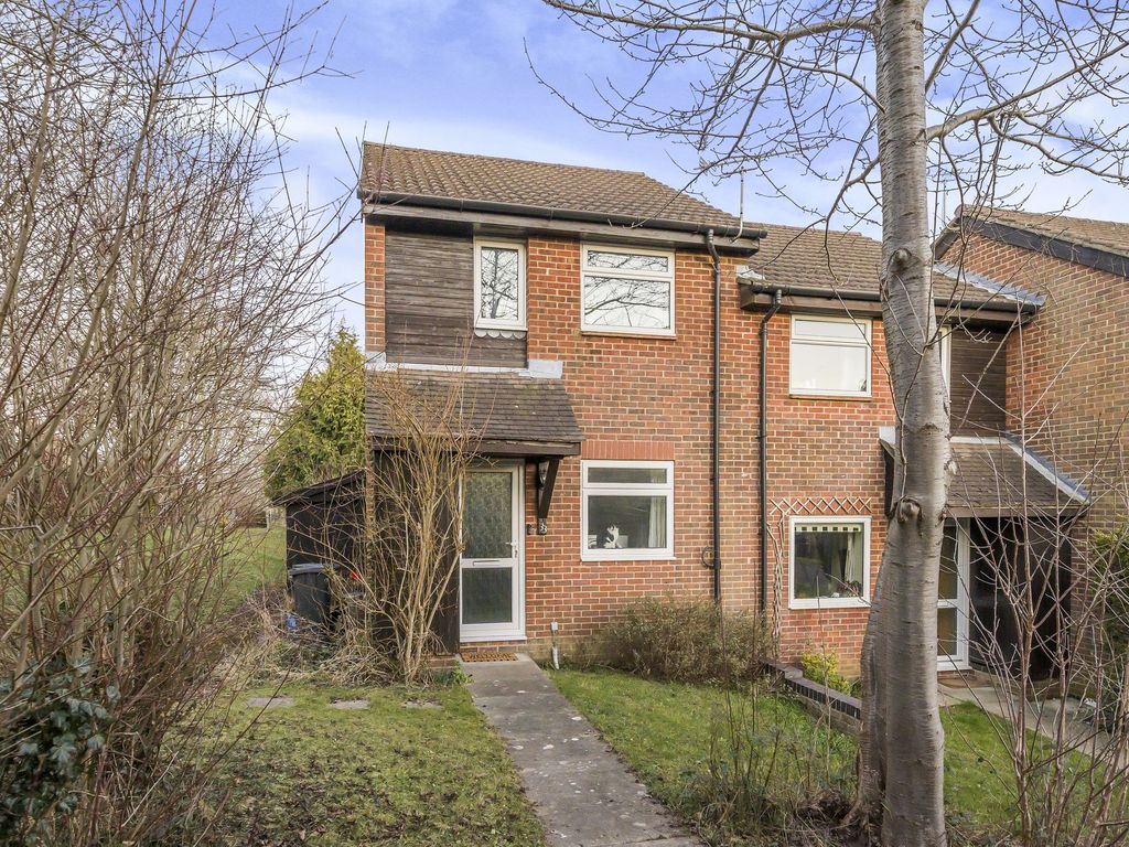 2 bed end terrace house for sale in Lowden Close, Winchester SO22, £320,000