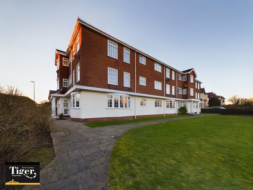 2 bed flat for sale in Whitegate Drive, Blackpool FY3, £105,000