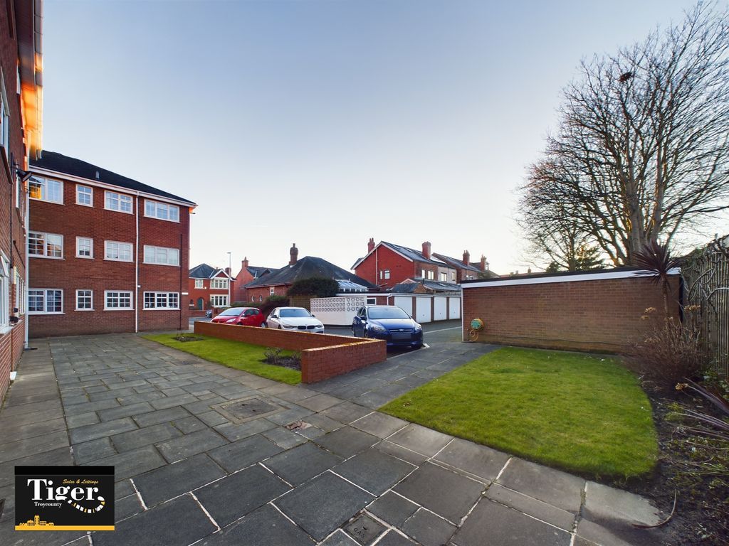 2 bed flat for sale in Whitegate Drive, Blackpool FY3, £105,000