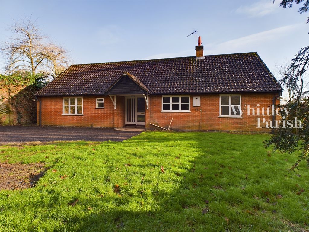 3 bed detached bungalow to rent in Hall Lane, Diss IP22, £1,300 pcm