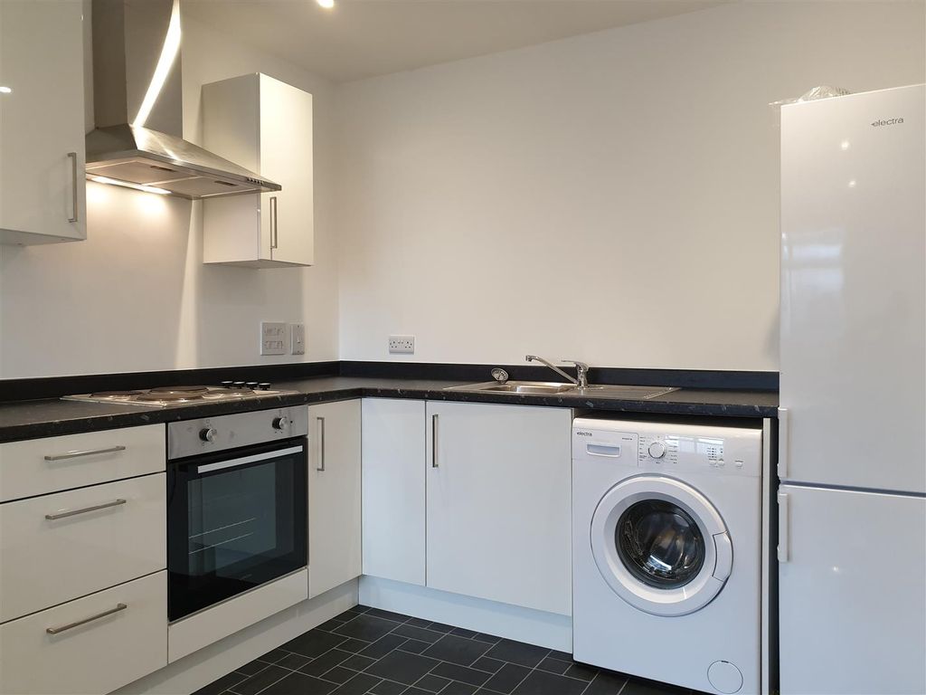 2 bed flat to rent in Arundel Street, Portsmouth PO1, £1,150 pcm