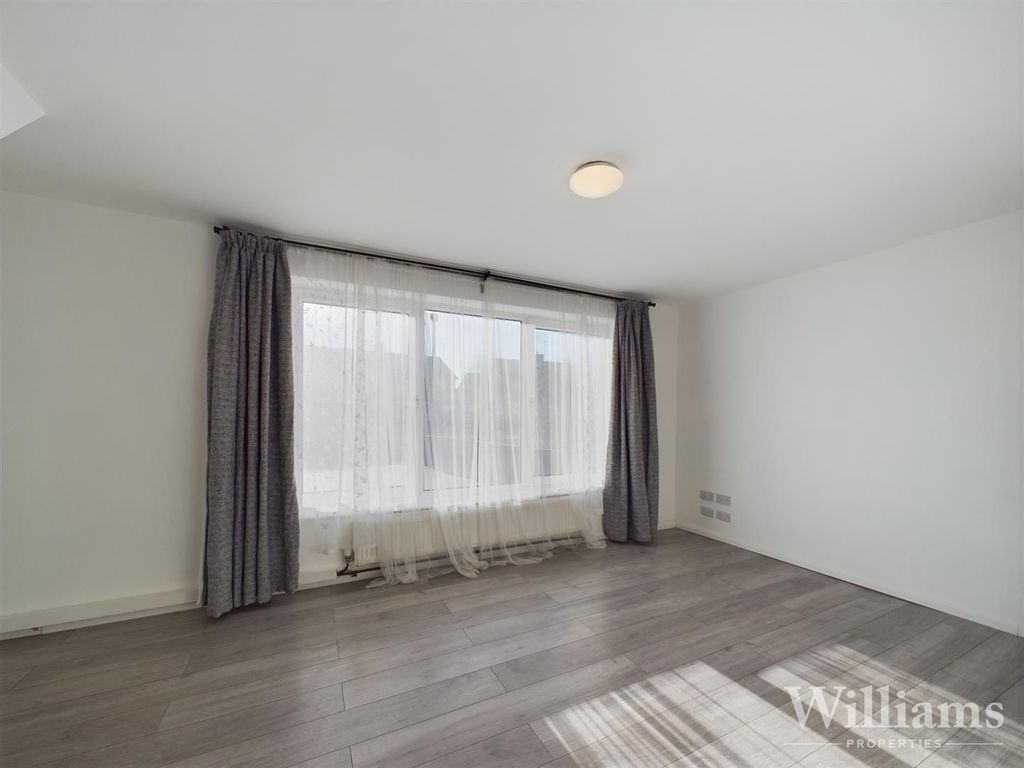 3 bed property to rent in Ingram Avenue, Aylesbury HP21, £1,800 pcm