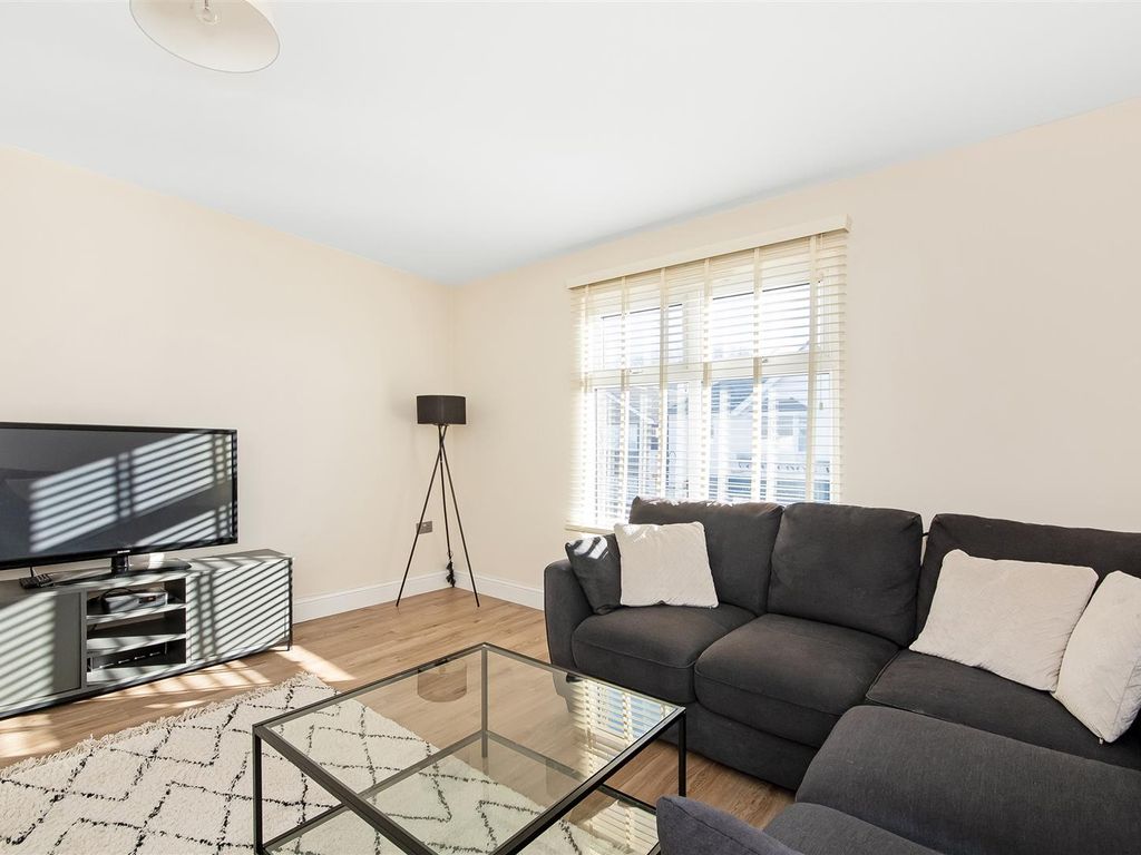 2 bed flat for sale in Chaldon Road, Caterham CR3, £325,000