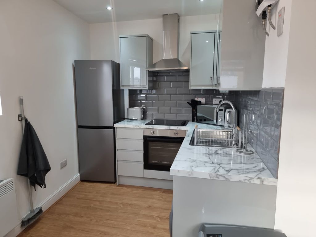 Studio to rent in Commercial Road, London E14, £2,000 pcm