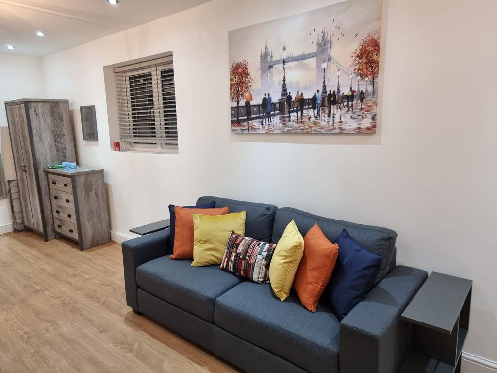 Studio to rent in Commercial Road, London E14, £2,000 pcm