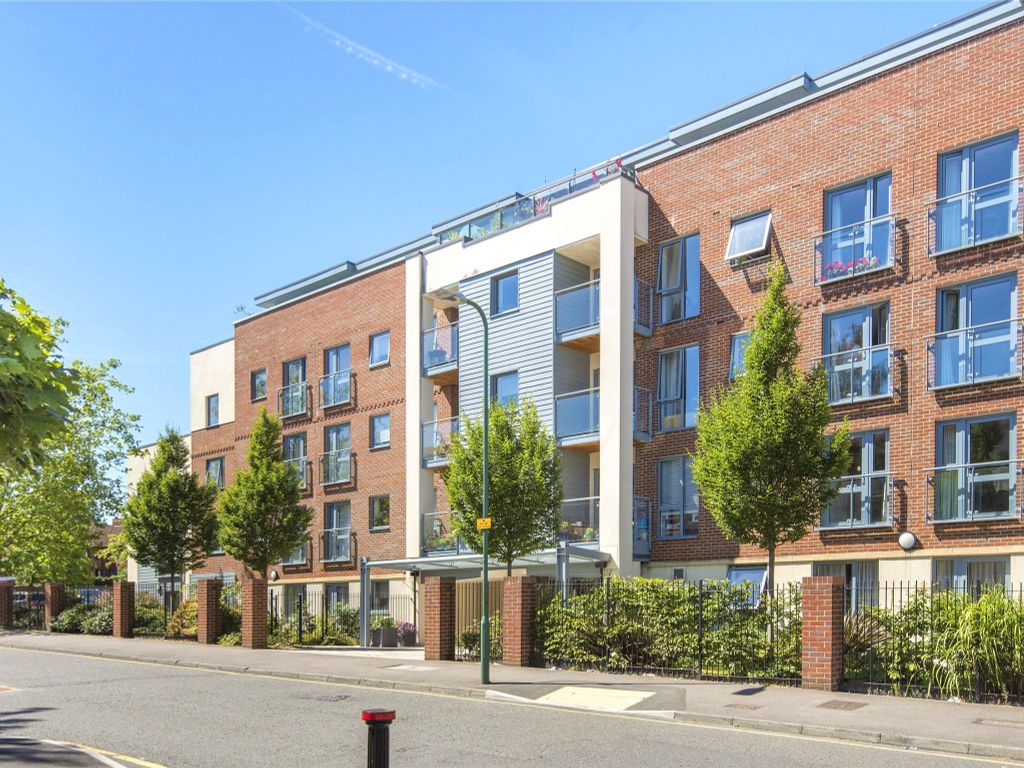 1 bed flat for sale in Shotfield, Wallington SM6, £240,000