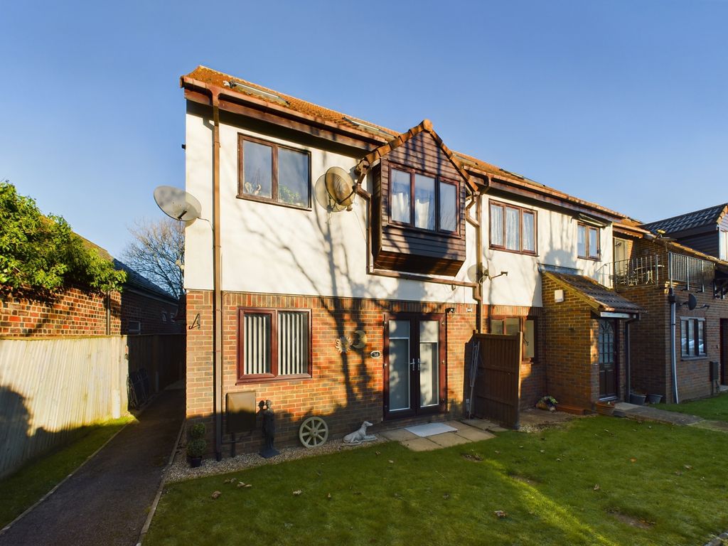 2 bed flat for sale in Milton Gardens, Princes Risborough HP27, £270,000