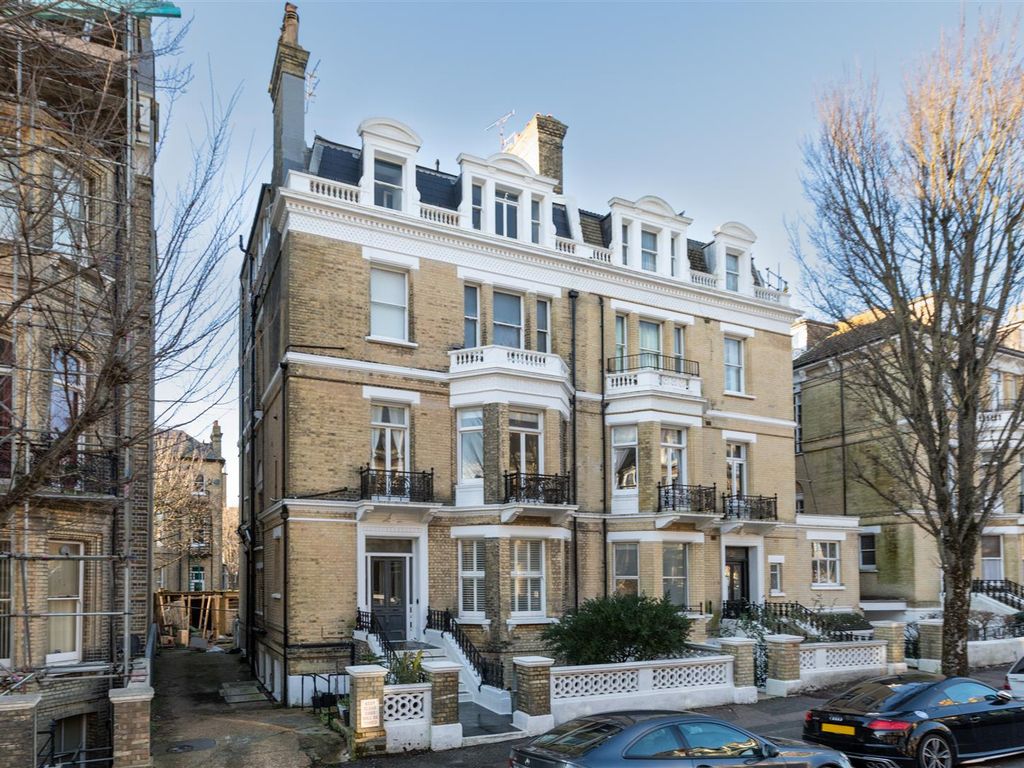 2 bed flat for sale in First Avenue, Hove BN3, £550,000