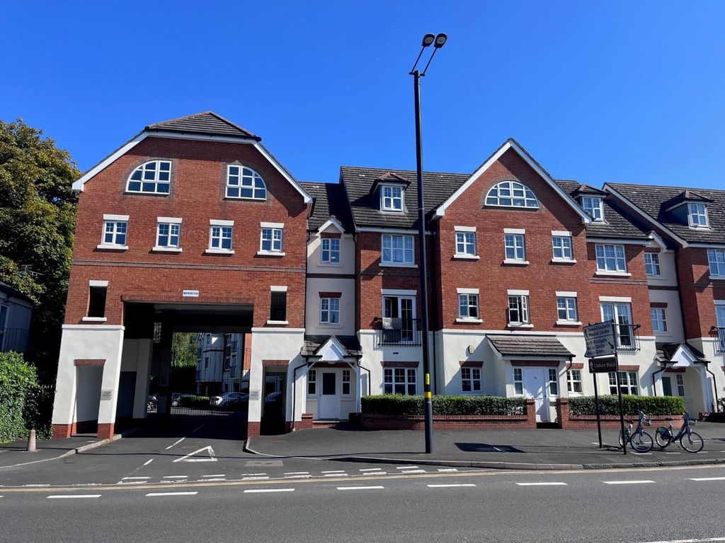 2 bed flat for sale in Lordswood Road, Birmingham B17, £225,000