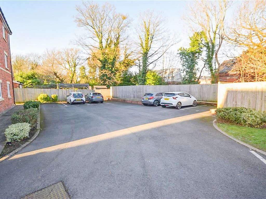 2 bed flat for sale in Wentworth Drive, Cheadle SK8, £124,698
