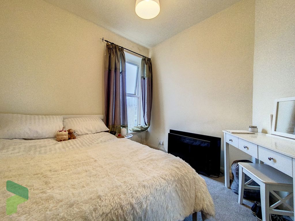 4 bed flat for sale in Lynwood Avenue, Darwen BB3, £95,000