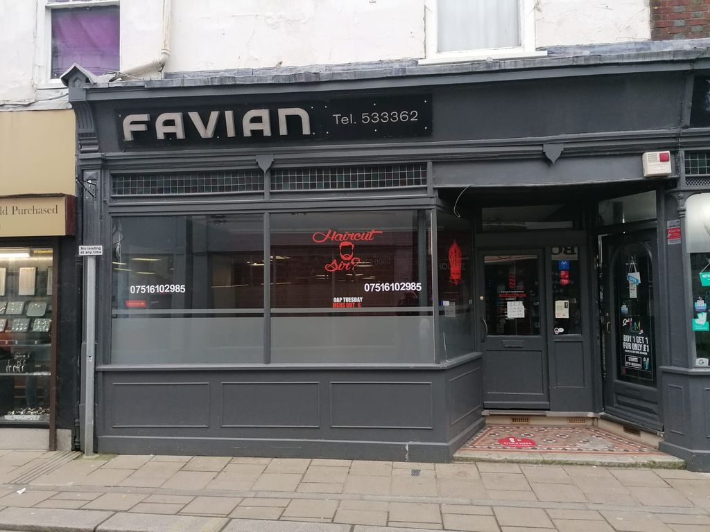 Retail premises to let in Pyle Street, Newport PO30, £8,500 pa