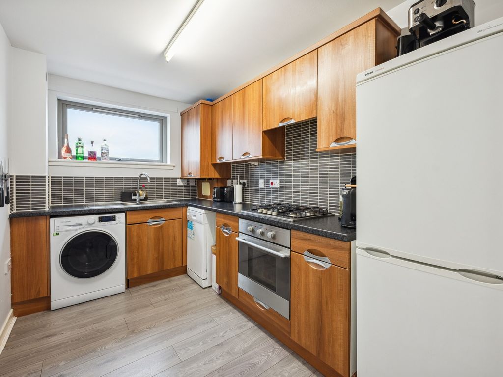 2 bed flat for sale in Weir Street, Stirling, Stirlingshire FK8, £135,000