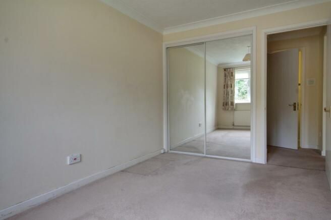 2 bed flat to rent in Main Road, Biggin Hill TN16, £1,400 pcm