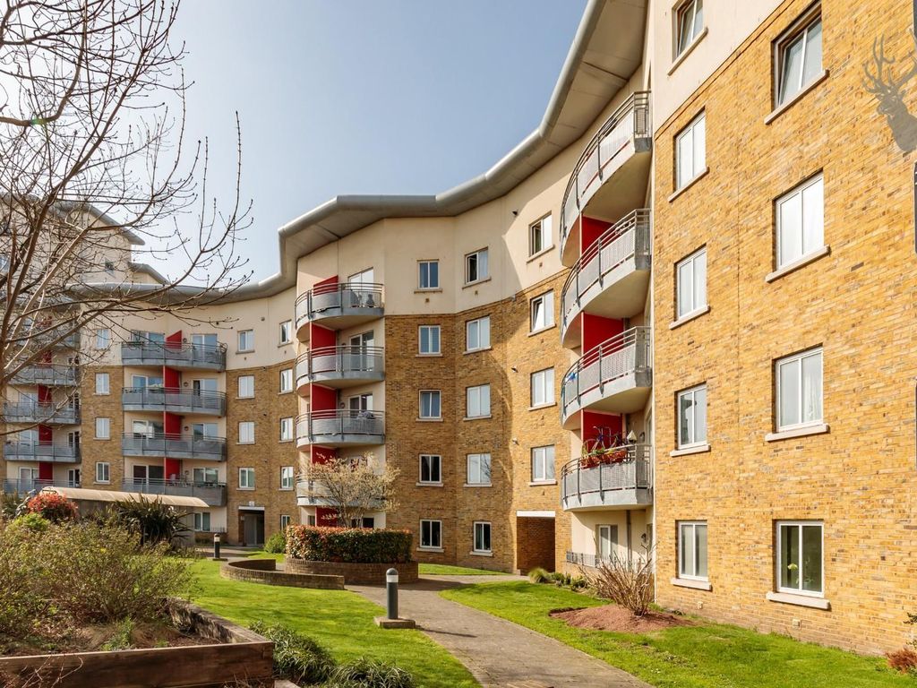 2 bed flat for sale in Pancras Way, London E3, £425,000