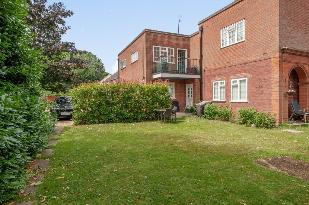 1 bed flat for sale in Windsor, Berkshire SL4, £220,000