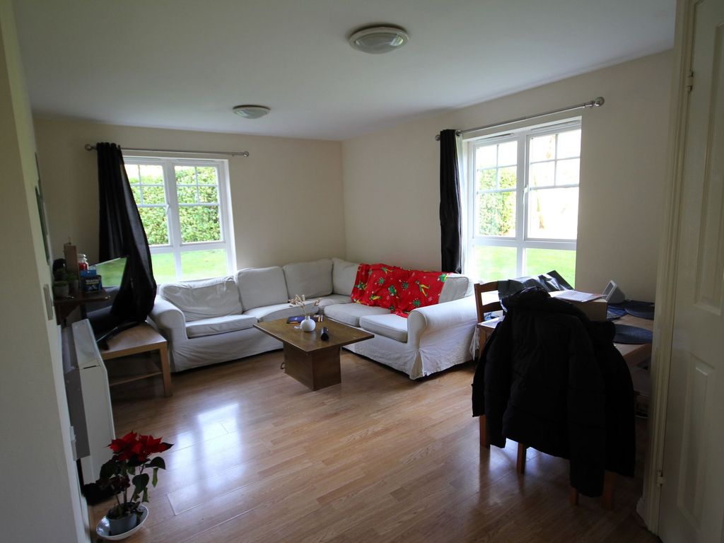 2 bed flat for sale in Colham Road, Uxbridge UB8, £350,000