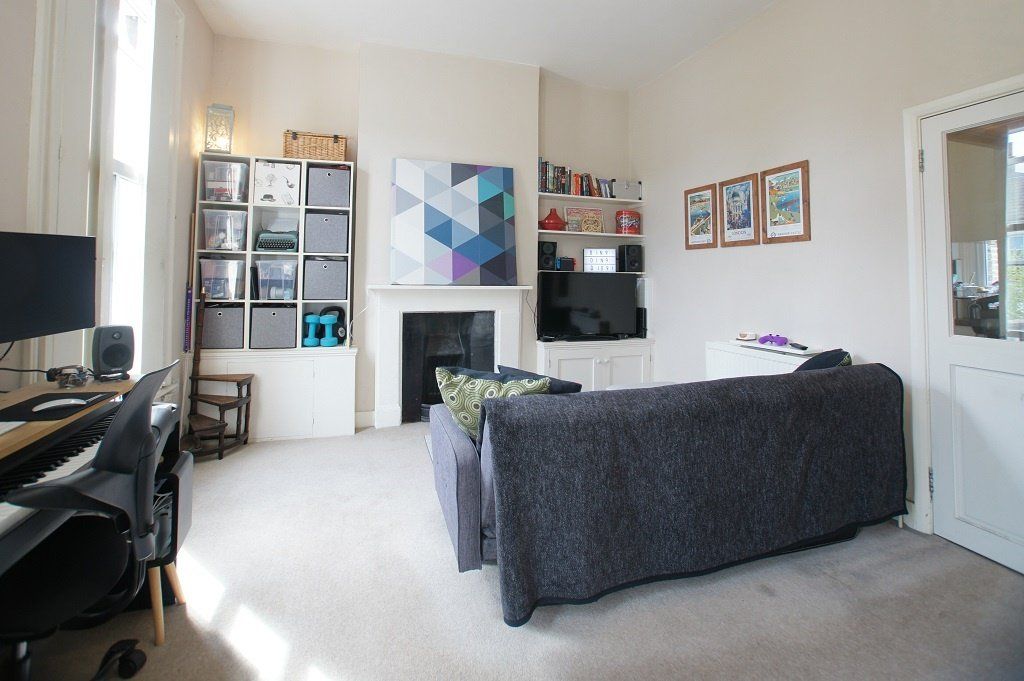 Studio to rent in Bedford Hill, London SW12, £1,350 pcm