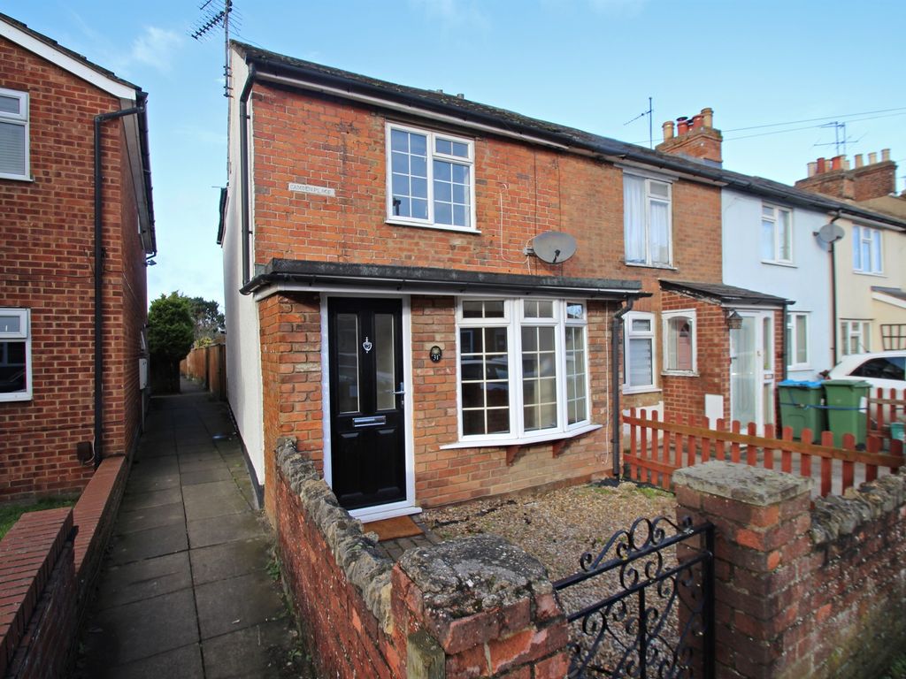 2 bed end terrace house for sale in Northern Road, Aylesbury HP19, £250,000