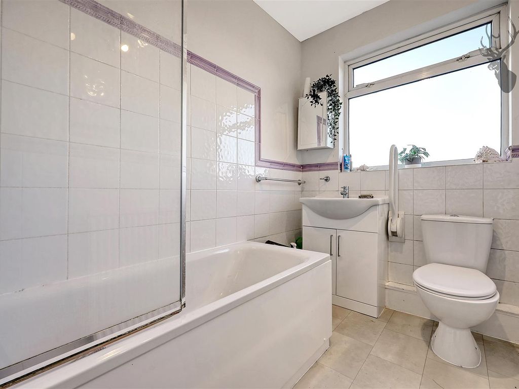 3 bed property for sale in Waltham Way, London E4, £500,000