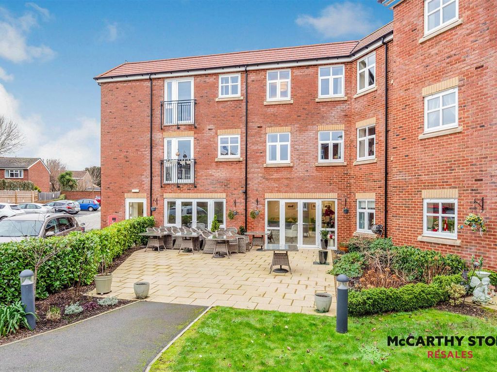 2 bed flat for sale in Southborough Gate, Pinewood Gardens, Tunbridge Wells TN4, £435,000