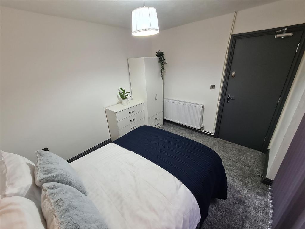 Room to rent in Avon Drive, Castle Bromwich, Birmingham B36, £500 pcm
