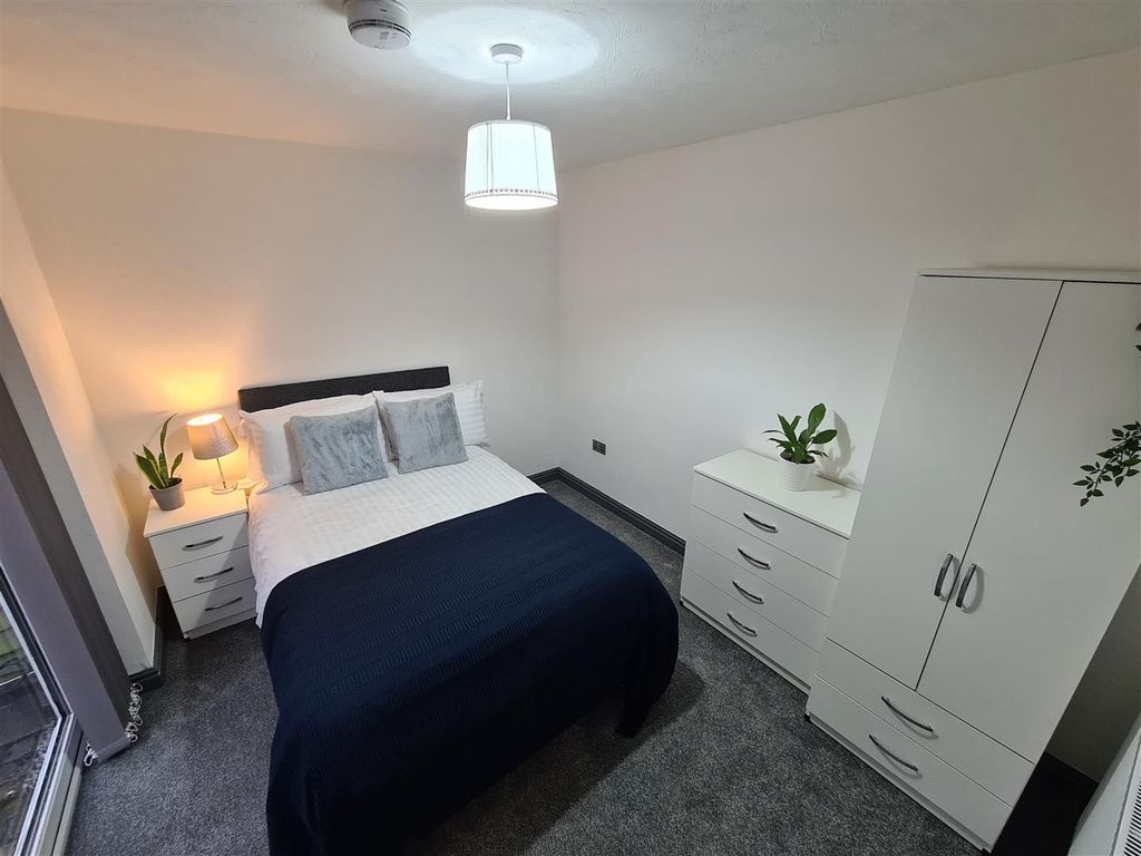 Room to rent in Avon Drive, Castle Bromwich, Birmingham B36, £500 pcm