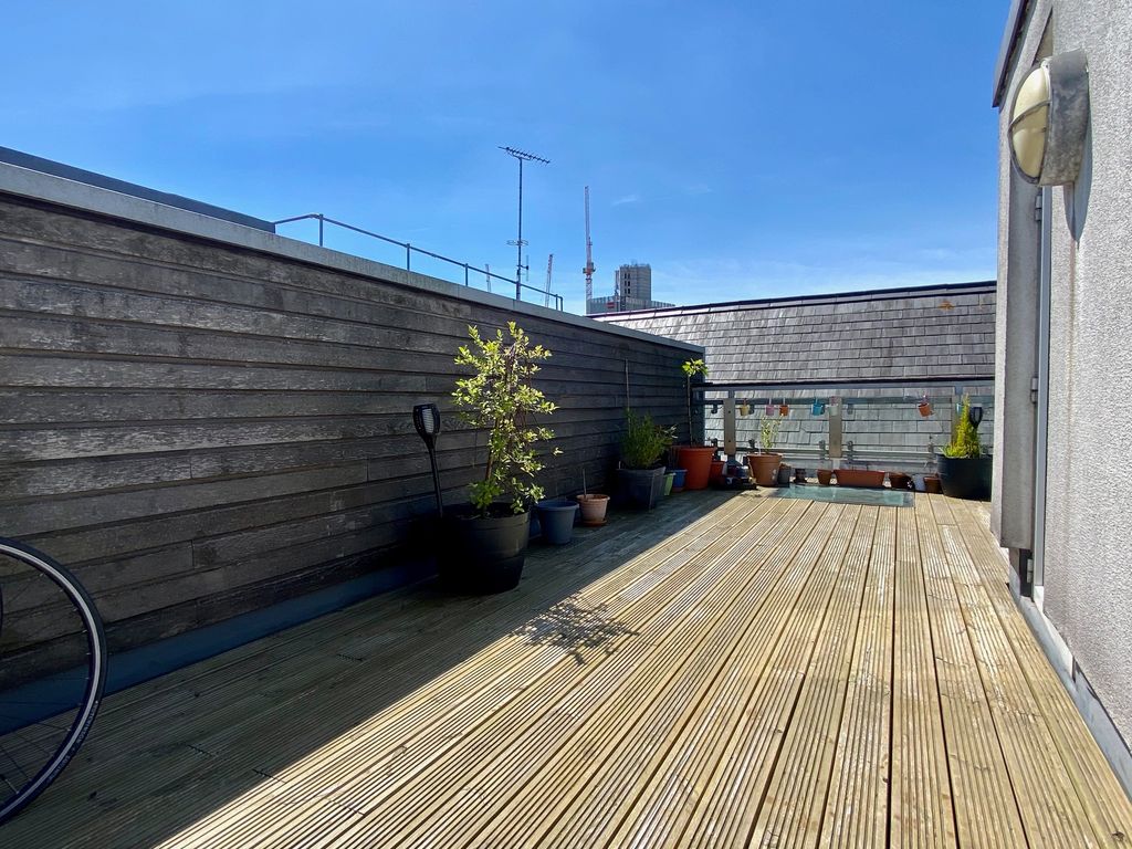 1 bed penthouse for sale in Barry Lane, Cardiff CF10, £210,000