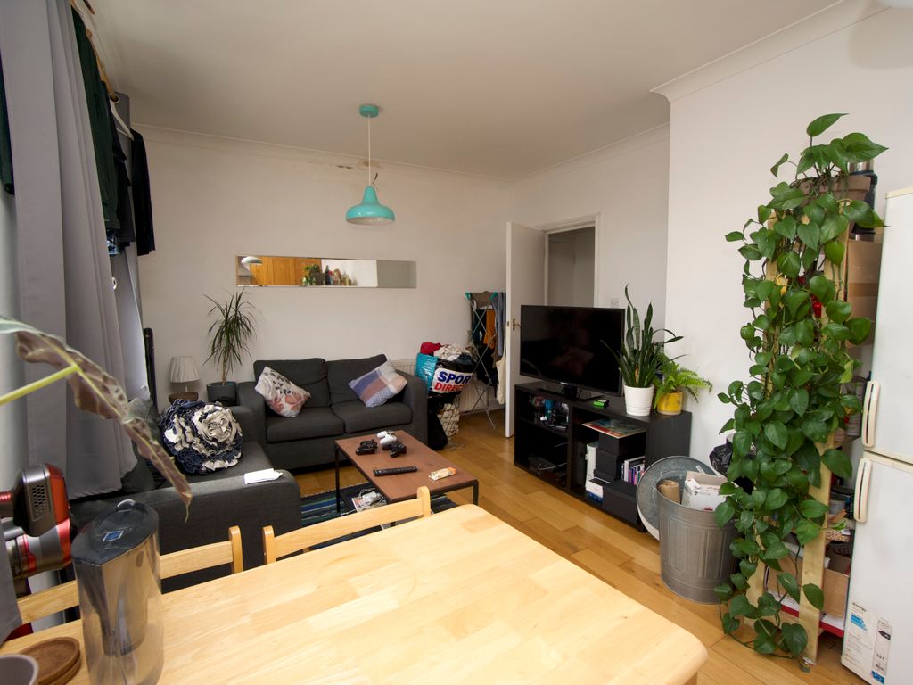 2 bed flat to rent in Archway Road, London N6, £1,900 pcm
