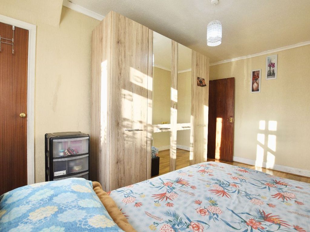 3 bed maisonette for sale in Hartshorn Gardens, East Ham E6, £350,000