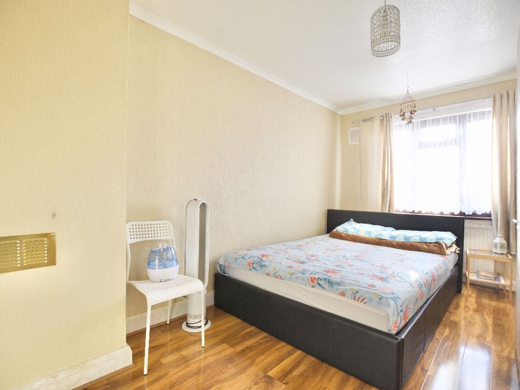 3 bed maisonette for sale in Hartshorn Gardens, East Ham E6, £350,000