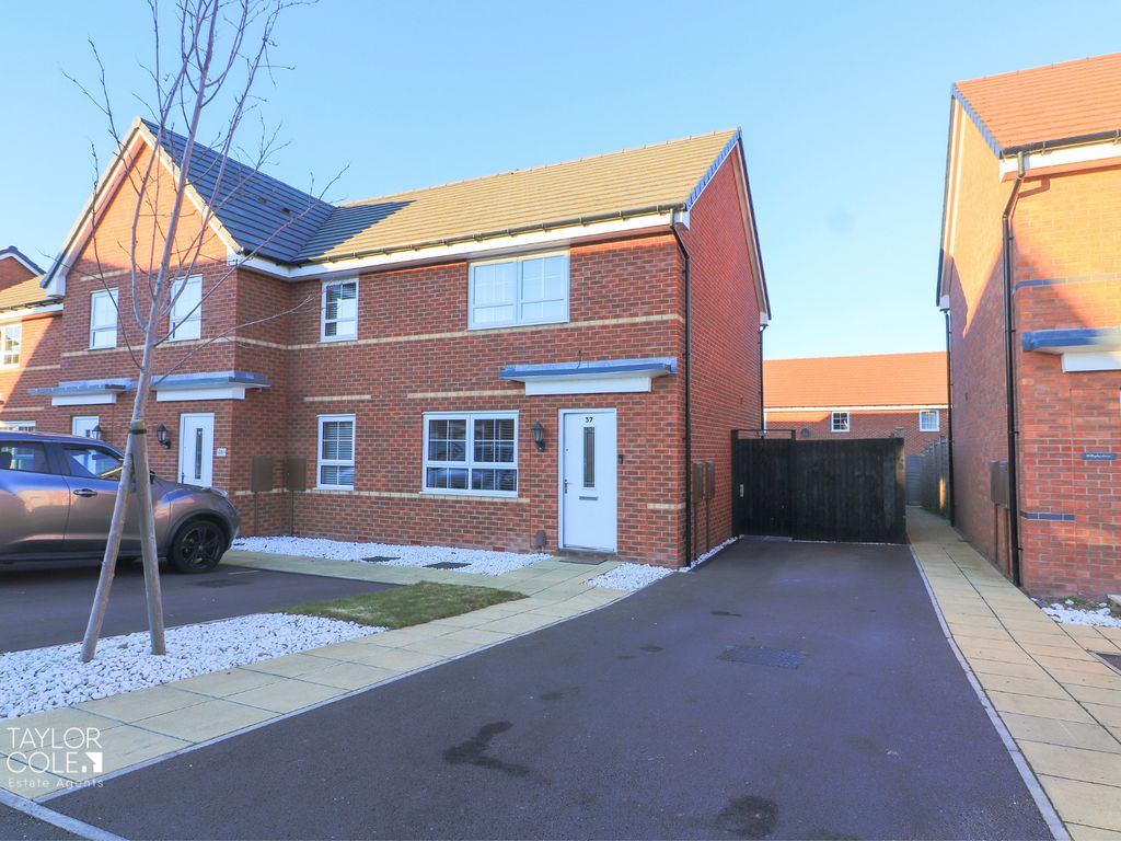 2 bed end terrace house for sale in Bingley Avenue, Tamworth B78, £240,000