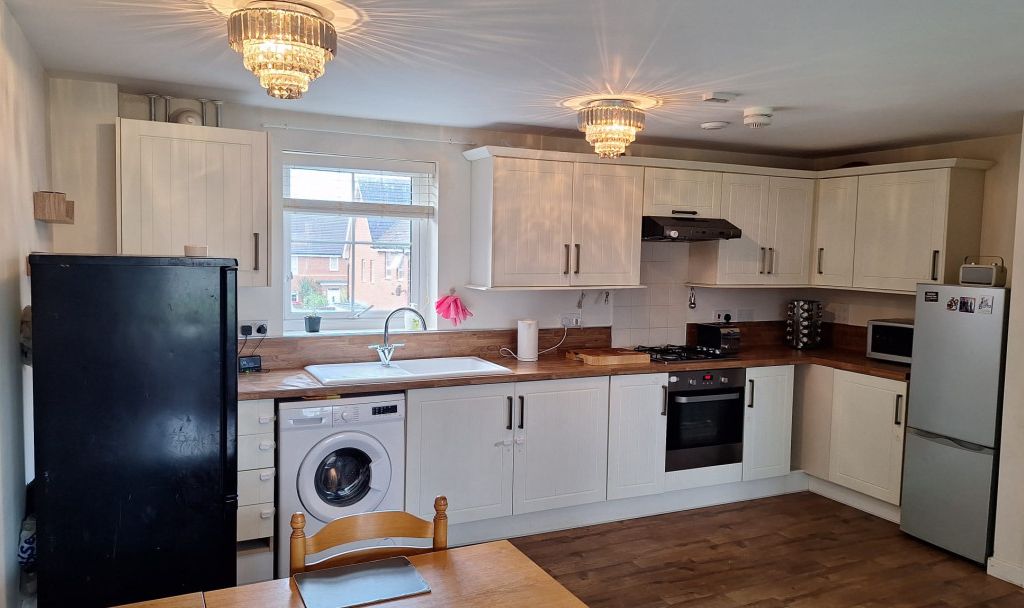 2 bed flat for sale in Charles Arden Close, Southampton SO16, £80,000