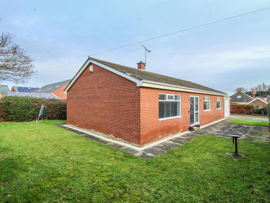 3 bed detached bungalow for sale in Beacon View, Kirkby Close, South Kirkby, Pontefract WF9, £250,000