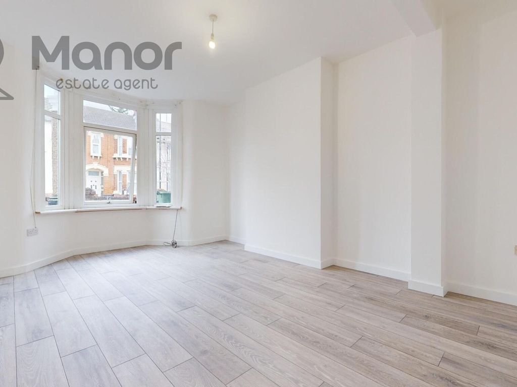 5 bed terraced house to rent in Barrington Road, Manor Park E12, £3,000 pcm