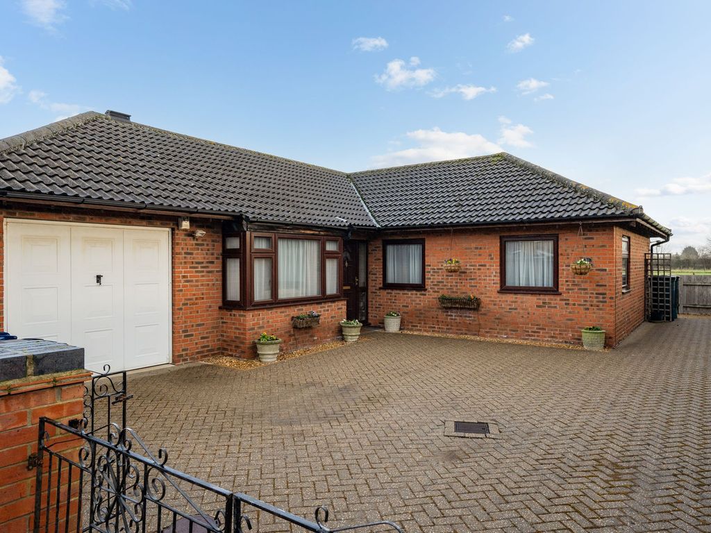 3 bed detached bungalow for sale in Rampton End, Willingham CB24, £425,000