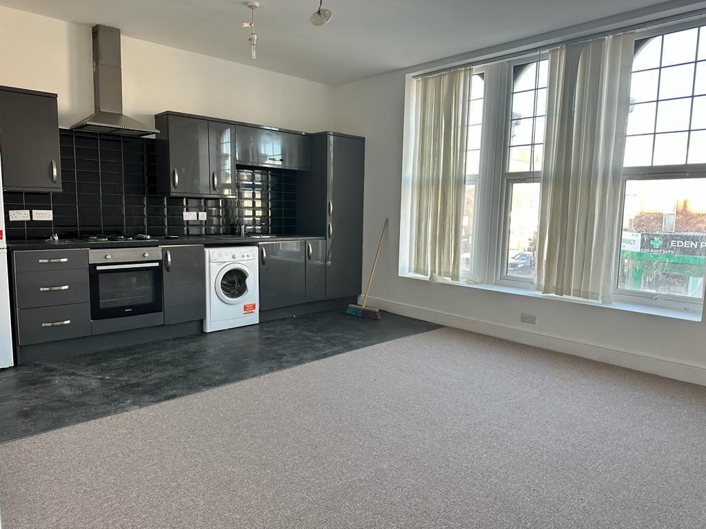 1 bed flat to rent in Green Lane, Ilford IG3, £1,400 pcm