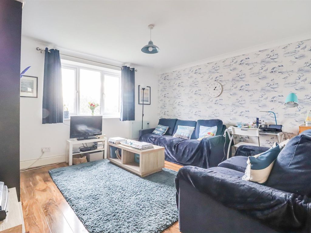 2 bed flat for sale in Leigh Road, Leigh-On-Sea SS9, £270,000