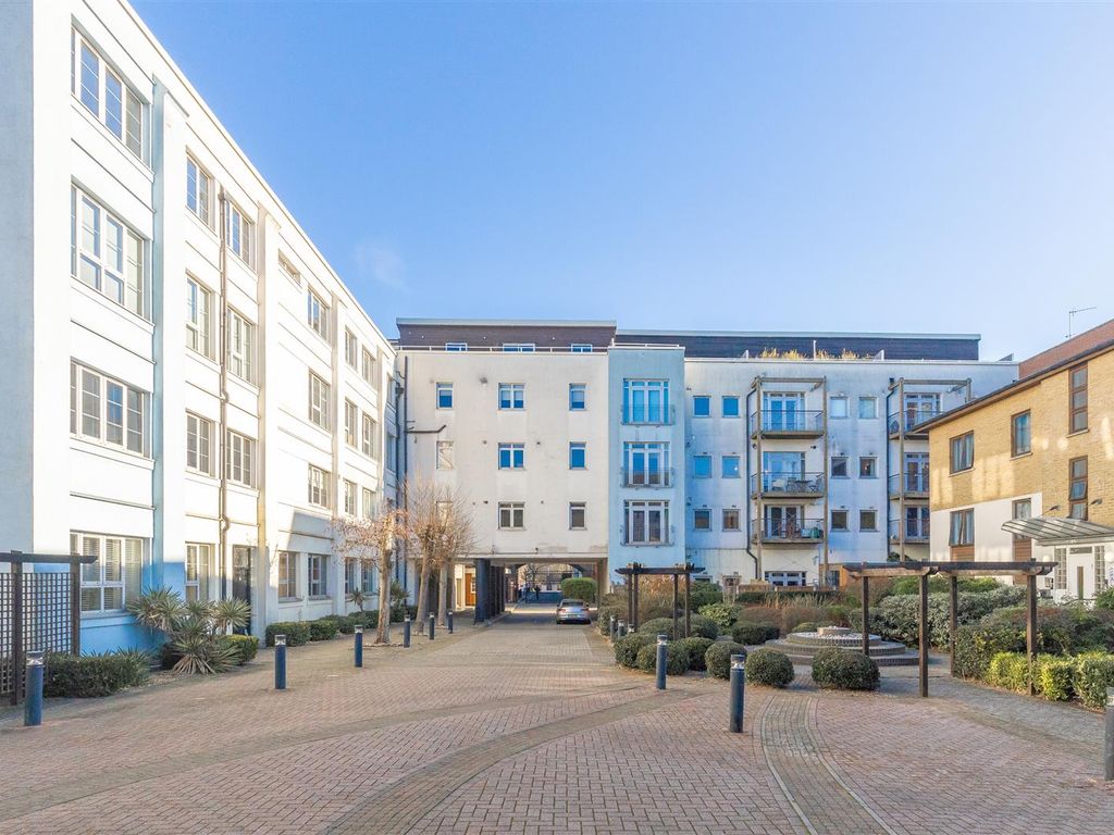 1 bed flat for sale in Sunlight Square, London E2, £350,000