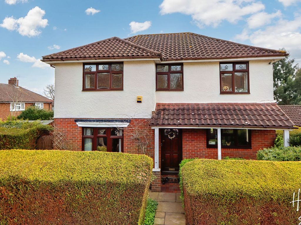 3 bed detached house for sale in Western Avenue, Epping CM16, £700,000