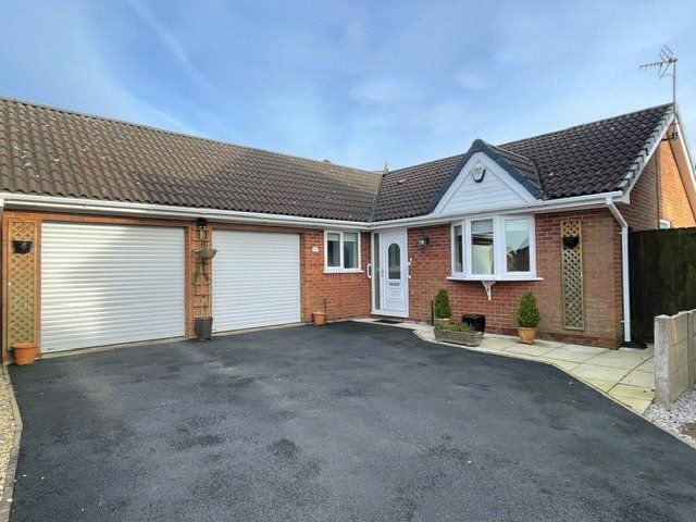 3 bed bungalow for sale in Pinewood, Skelmersdale, Lancashire WN8, £290,000
