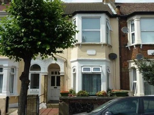 2 bed flat to rent in Central Park Road, London E6, £1,800 pcm