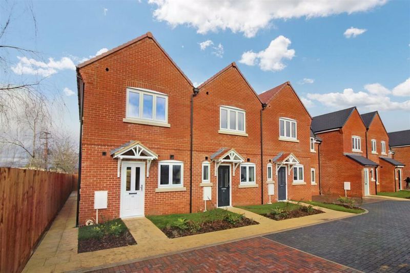 2 bed end terrace house for sale in Station Road, Quainton, Buckinghamshire HP22, £349,950