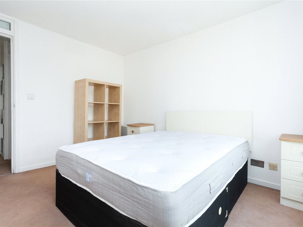 2 bed flat to rent in Upper Street, Islington N1, £2,500 pcm