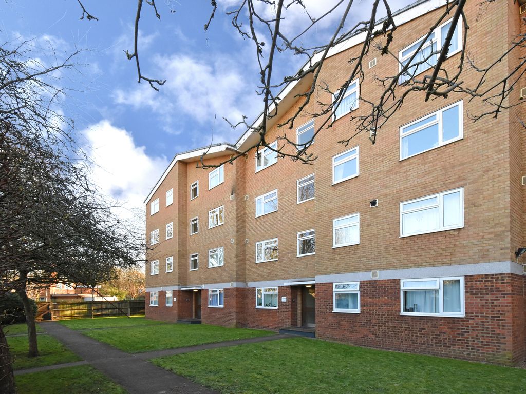 2 bed flat to rent in Brackens, Beckenham, Kent BR3, £1,600 pcm