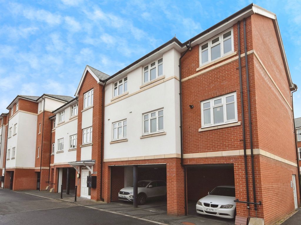 2 bed flat for sale in Mary Munnion Quarter, Chelmsford CM2, £290,000