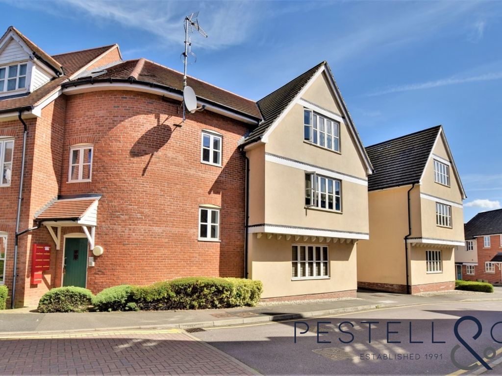 2 bed flat for sale in Weavers Close, Dunmow CM6, £215,000