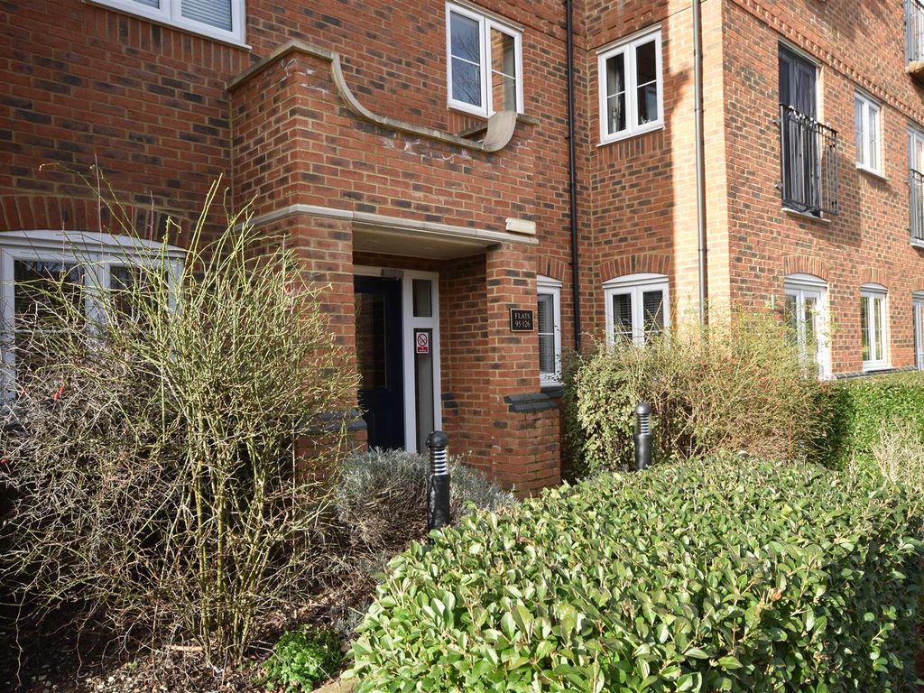 1 bed flat for sale in Leighton Road, Linslade LU7, £166,000