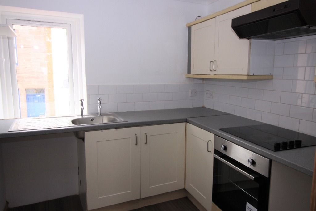 3 bed flat to rent in High Street, Arbroath DD11, £725 pcm