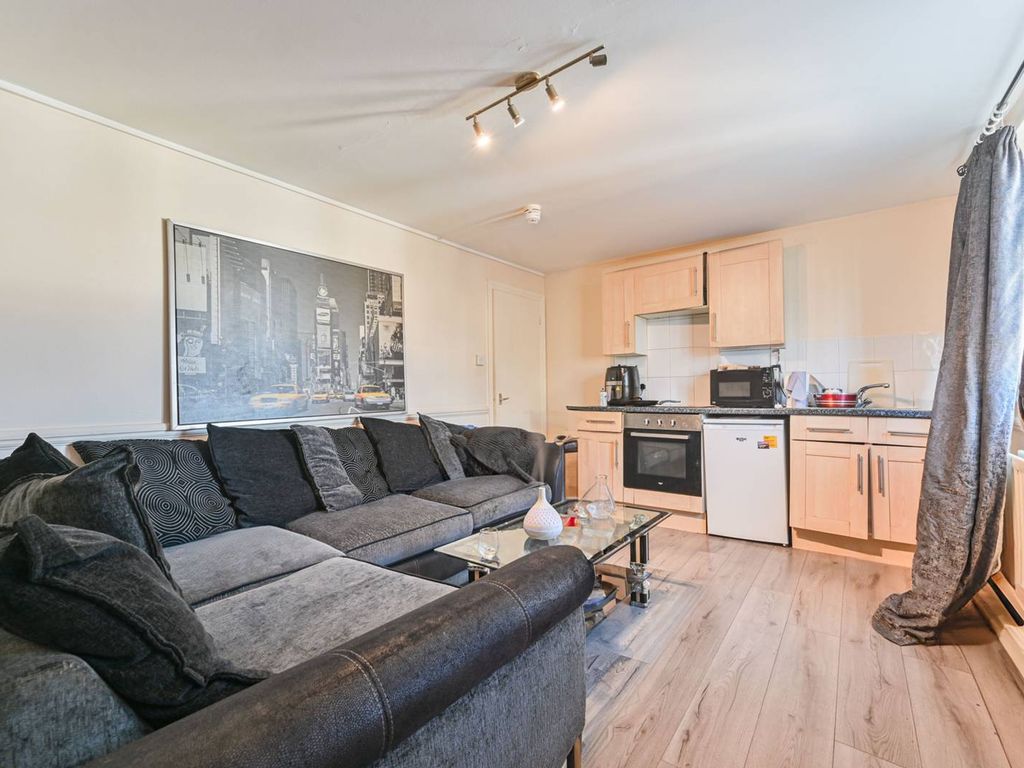1 bed flat for sale in Woodville Road, Thornton Heath CR7, £165,000